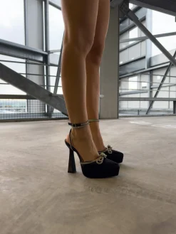 Outlet CASSY Beverly - Escarpins Noirs A Plateforme Effet Satin Et Double Noeuds Ornes De Strass