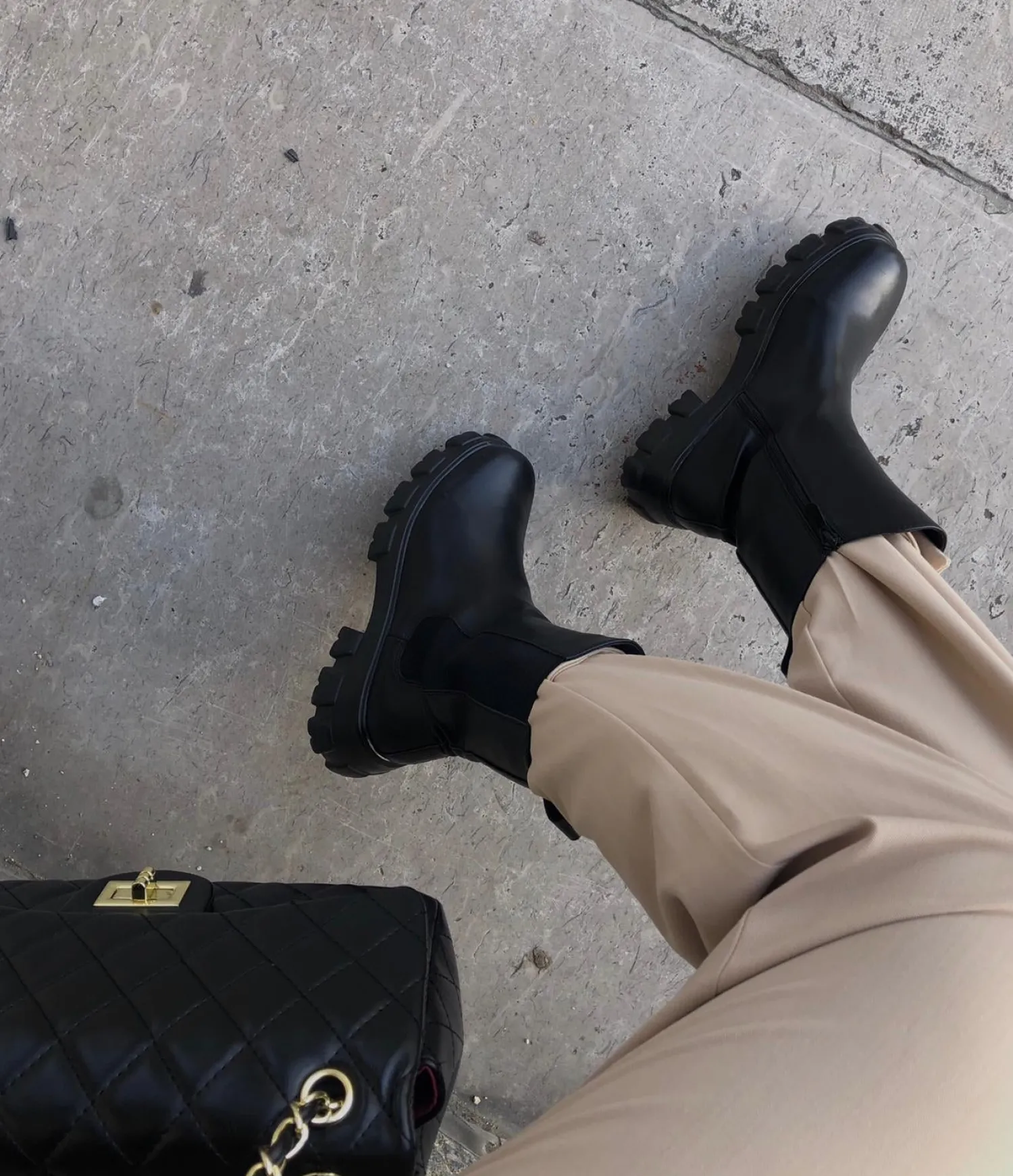 Discount CASSY Kelly- Bottines Noires Chelsea A Semelle Crantee