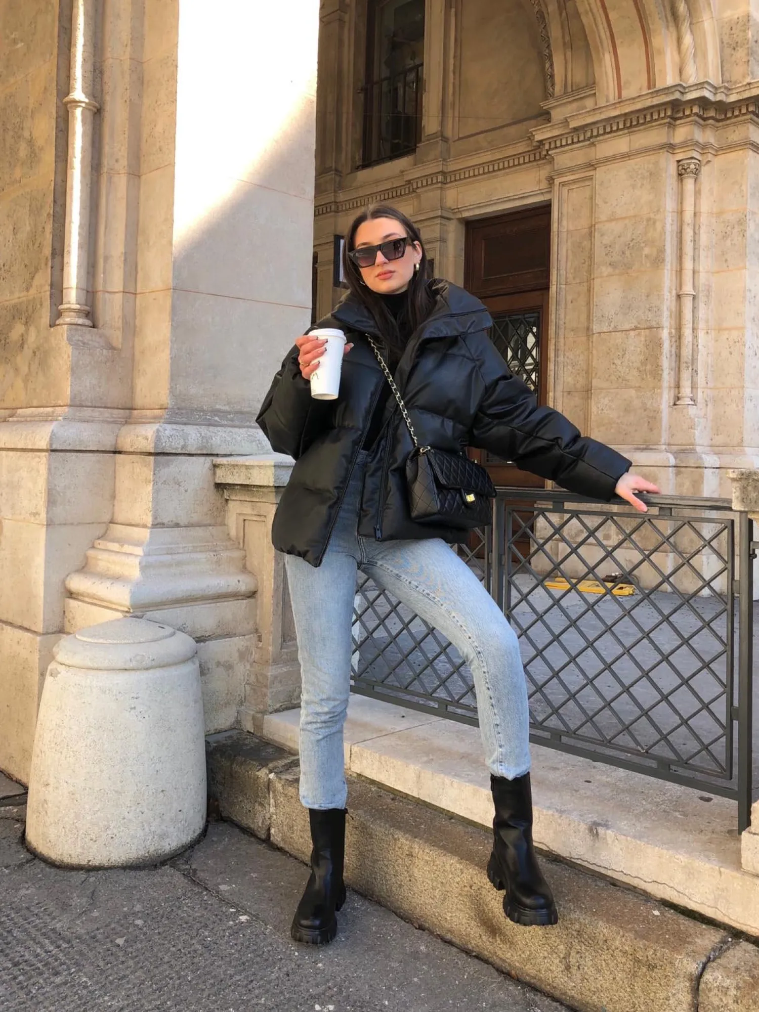 Discount CASSY Kelly- Bottines Noires Chelsea A Semelle Crantee