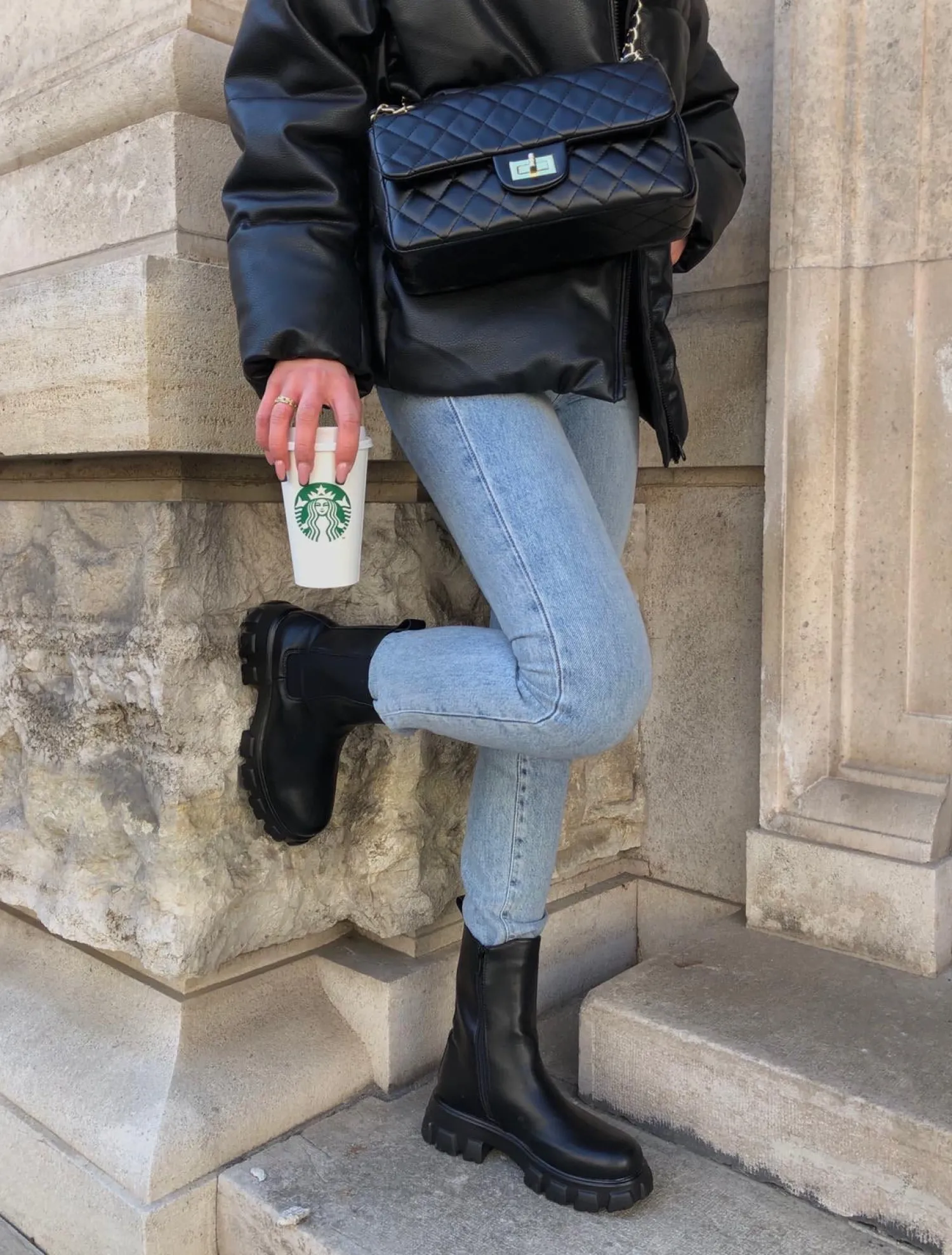 Discount CASSY Kelly- Bottines Noires Chelsea A Semelle Crantee