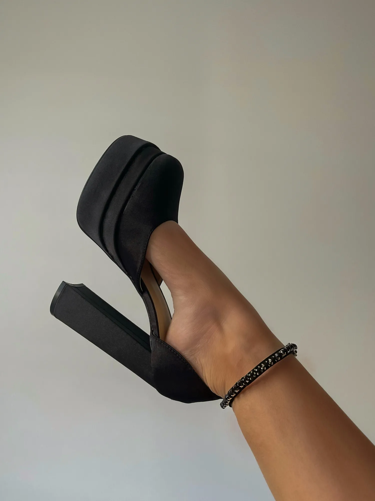 Outlet CASSY Meredith - Sandales Noires A Plateforme Et Bride De Cheville A Strass