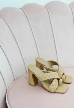 Shop CASSY Mules Camel Effet Matelasse A Talons Blocs Et Bride Orteil