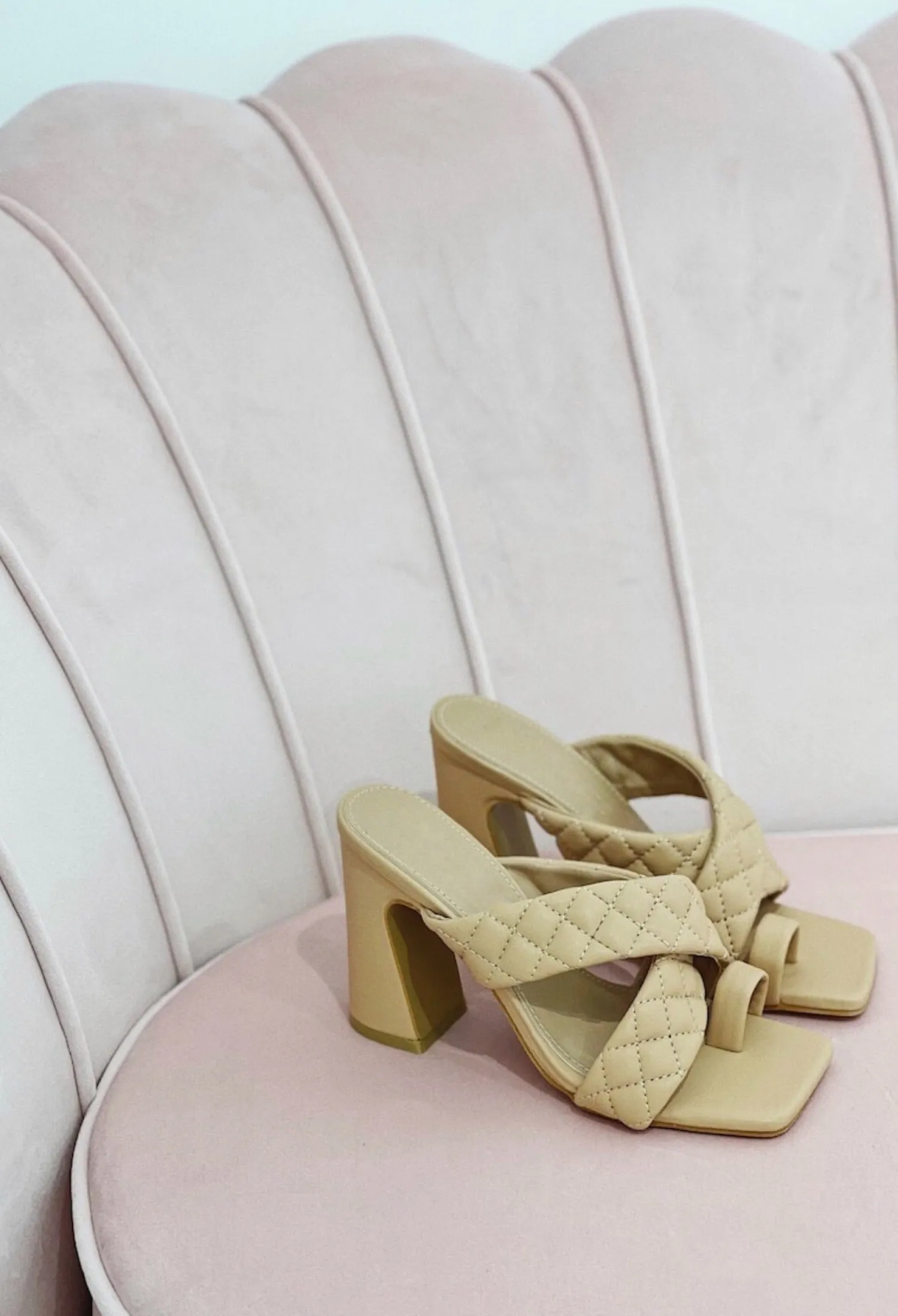Shop CASSY Mules Camel Effet Matelasse A Talons Blocs Et Bride Orteil