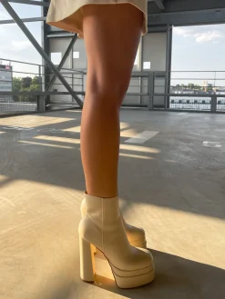 Shop CASSY Paige - Bottines Beiges Montantes A Plateforme En Simili Cuir Rigide