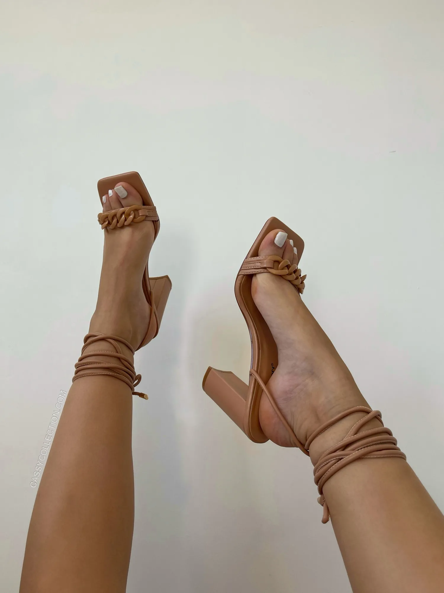 Best Sale CASSY Sandales Beiges A Lacets Et Detail Chaine