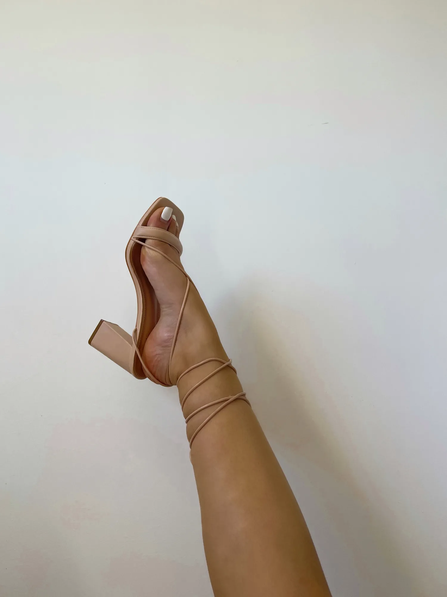 Cheap CASSY Sandales Beiges A Talon A Lacets Et A Fine Laniere