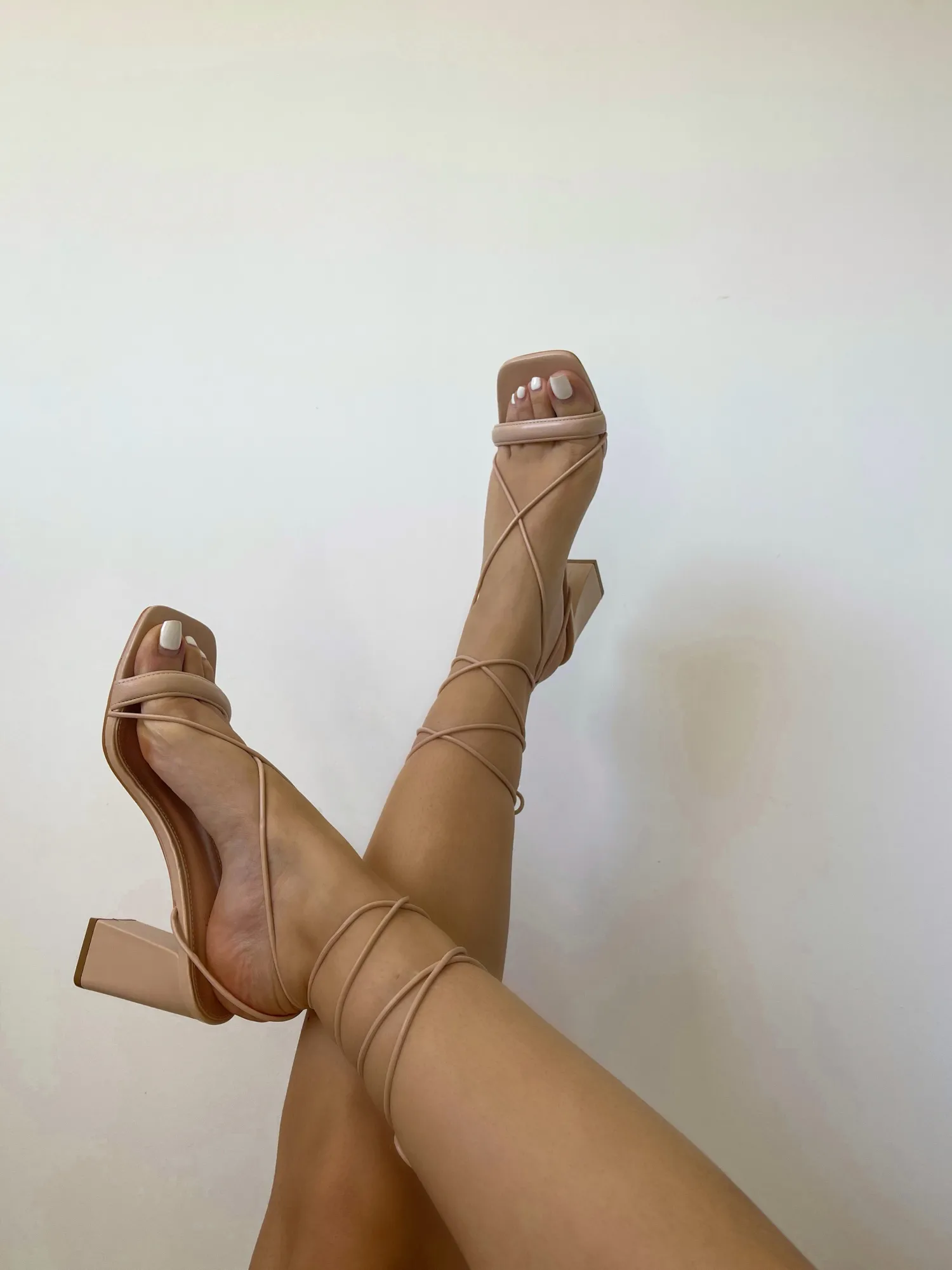 Cheap CASSY Sandales Beiges A Talon A Lacets Et A Fine Laniere