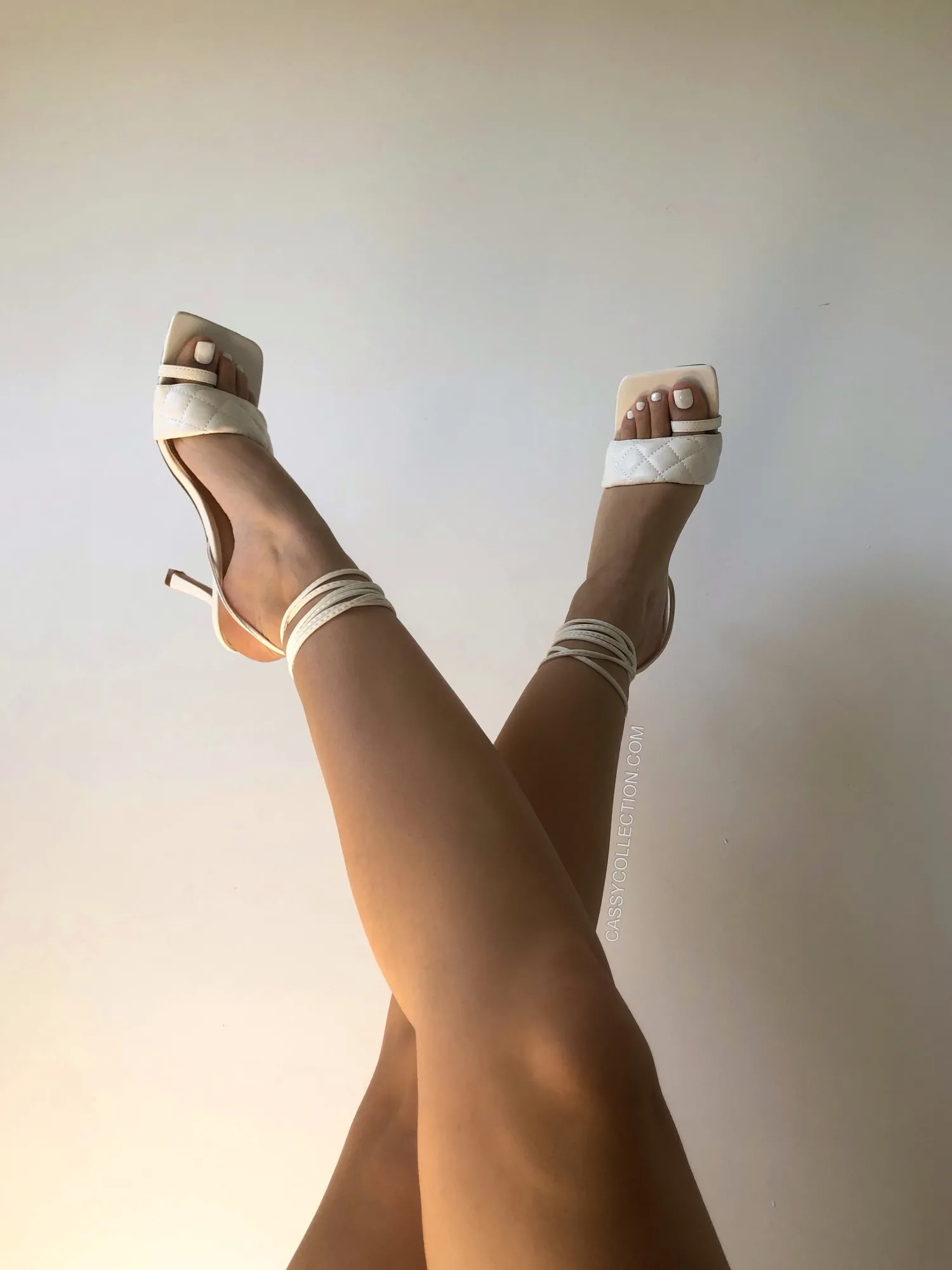 Hot CASSY Sandales Blanches A Bride D'Orteil Et Effet Matelasse