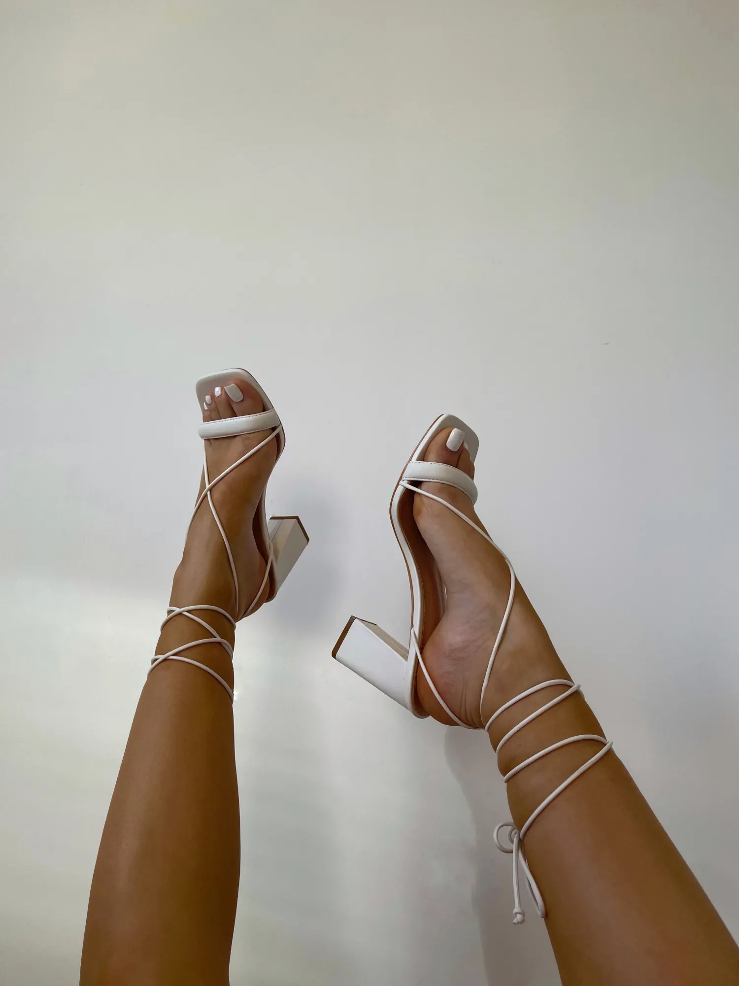 Sale CASSY Sandales Blanches A Talon A Lacets Et A Fine Laniere