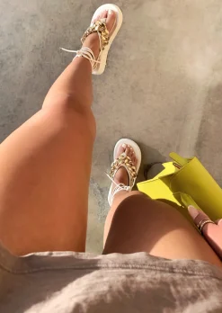 Sale CASSY Sandales Plates Blanches A Lacets Et Detail Chaine Doree