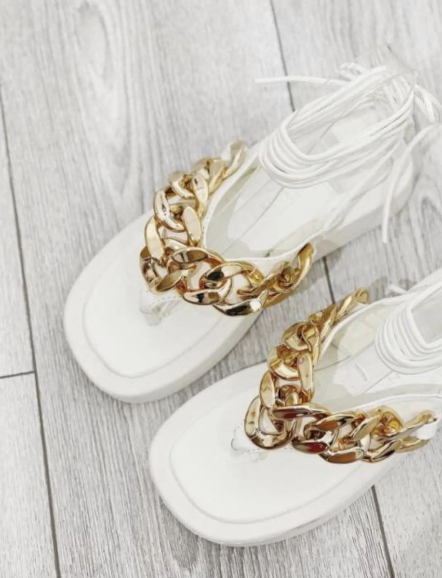 Sale CASSY Sandales Plates Blanches A Lacets Et Detail Chaine Doree