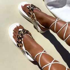 Sale CASSY Sandales Plates Blanches A Lacets Et Detail Chaine Doree