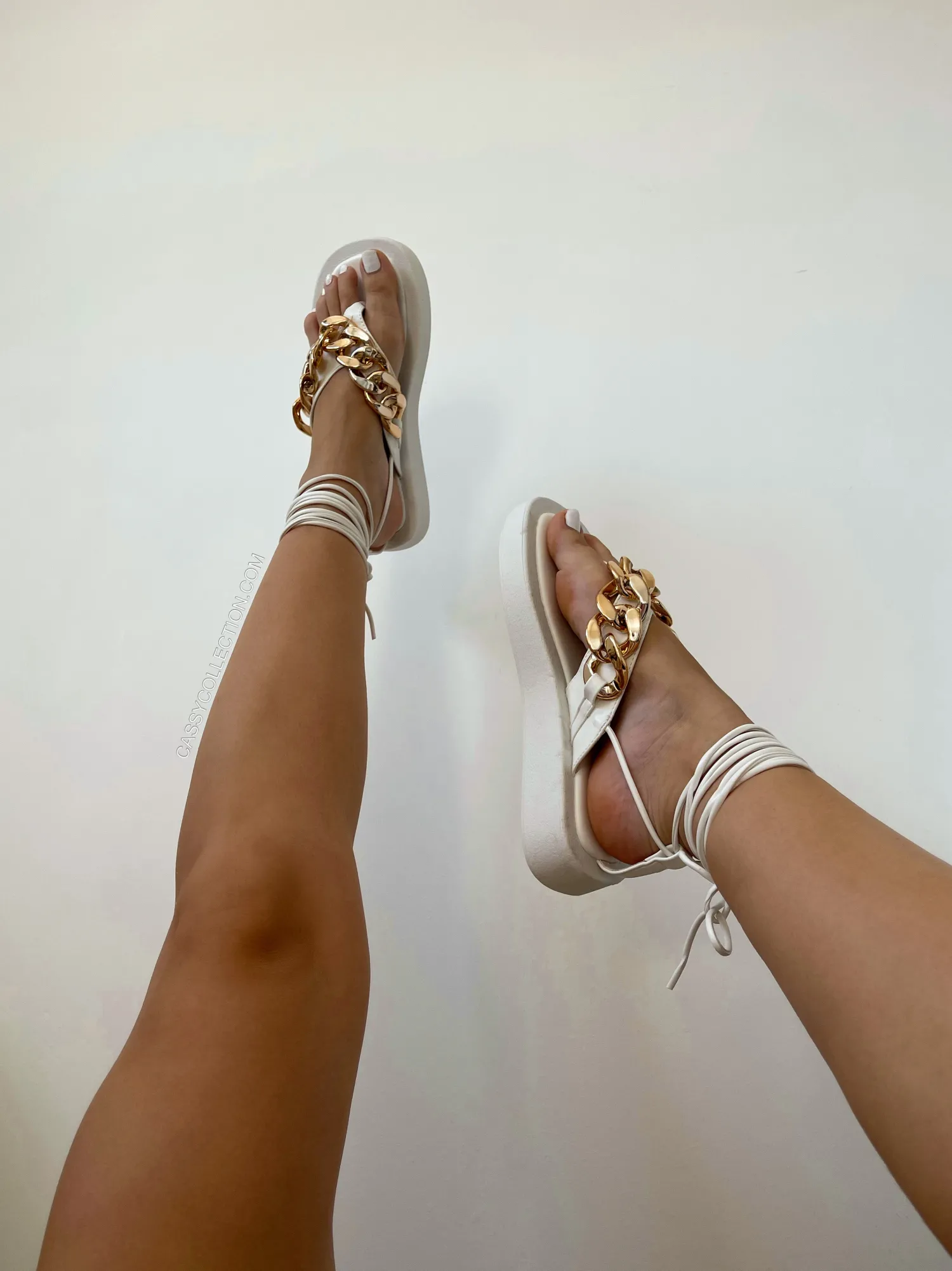 Sale CASSY Sandales Plates Blanches A Lacets Et Detail Chaine Doree