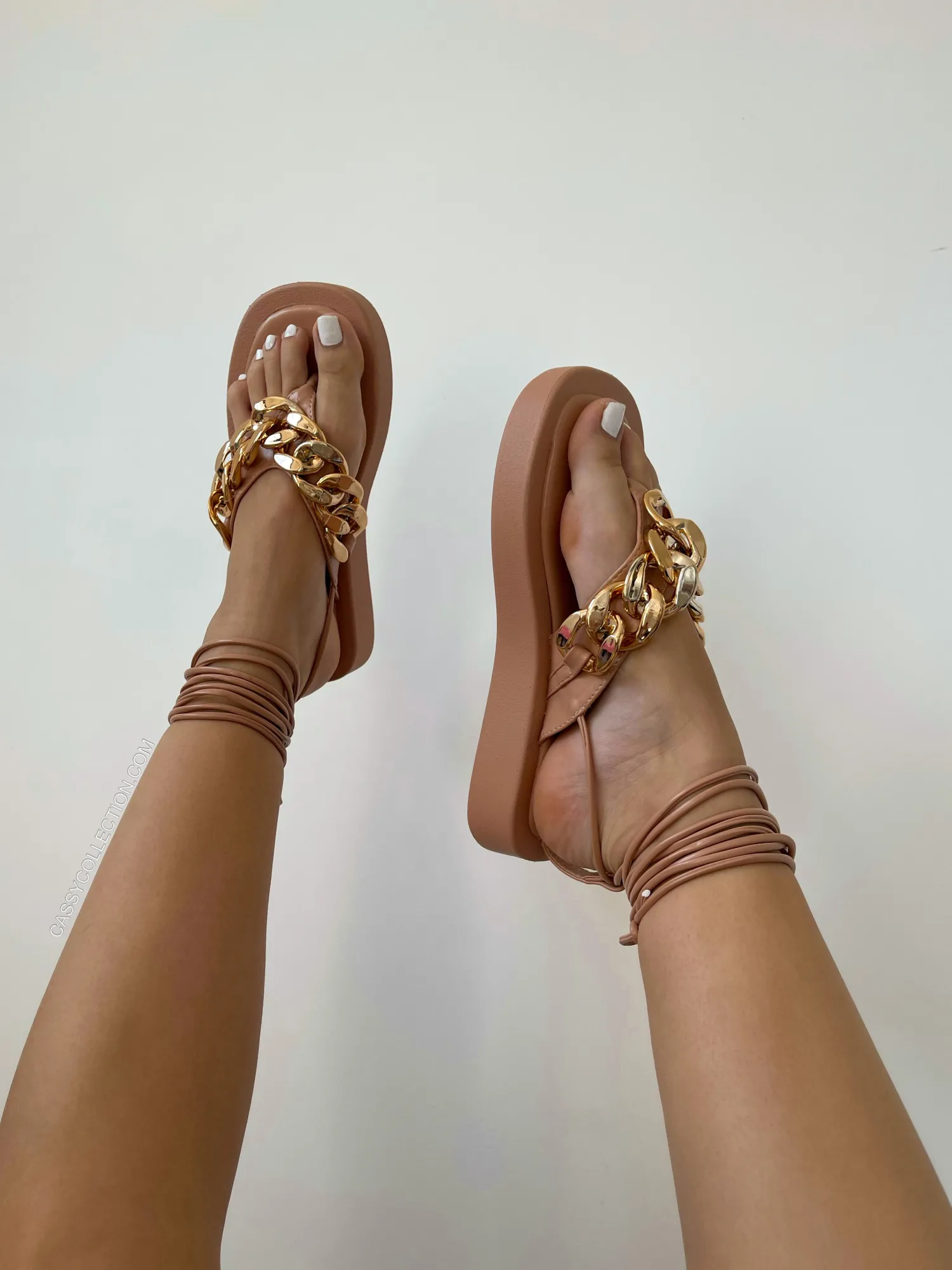 Outlet CASSY Sandales Plates Camel A Lacets Et Detail Chaine Doree