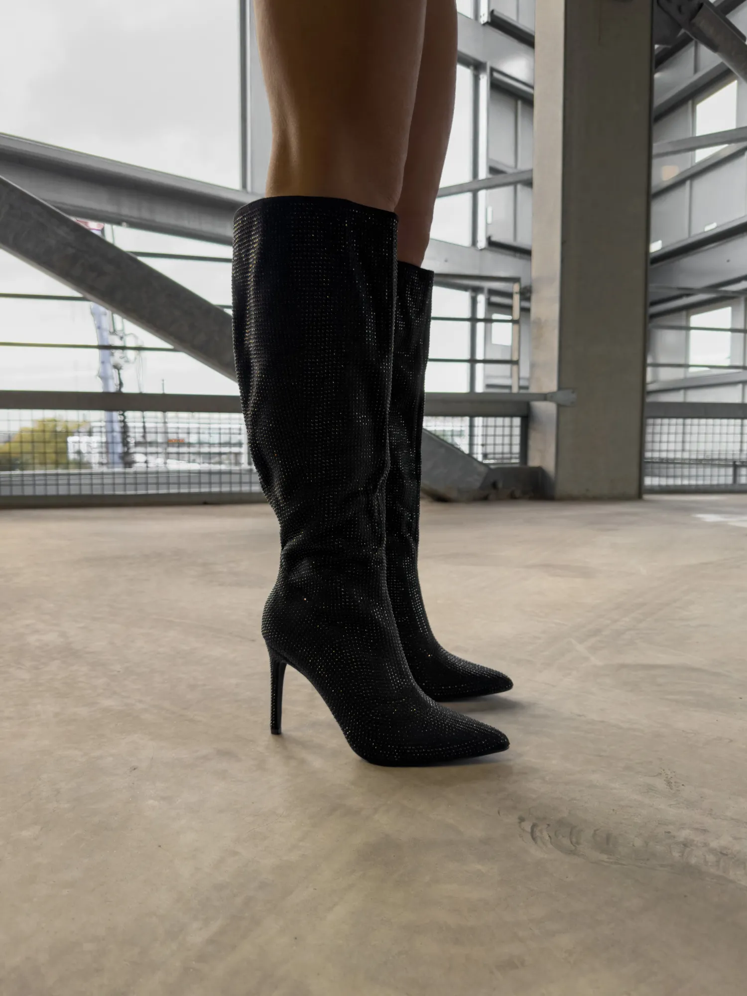 Sale CASSY Savannah - Bottes Noires Hauteur Genoux Ornees De Strass