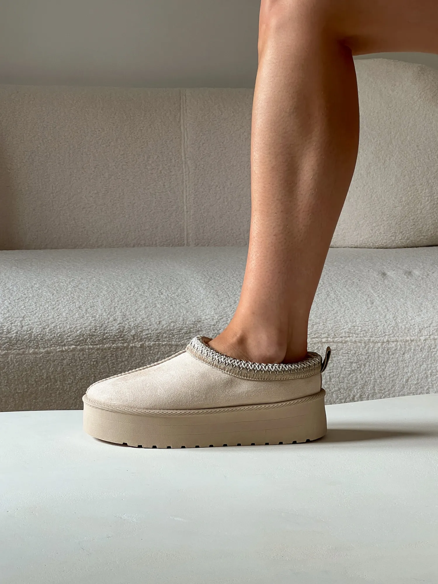 Flash Sale CASSY Tara - Mules A Plateforme En Suedine Beige Et Motifs Brodes